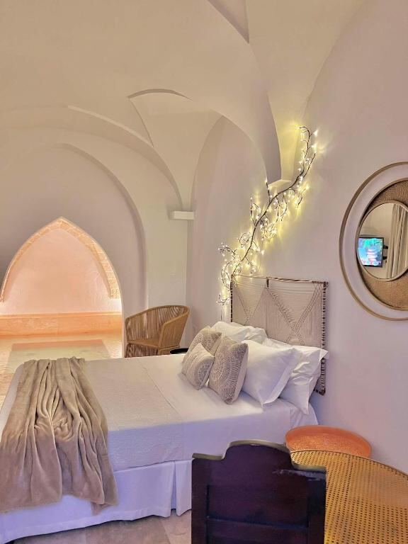 Queen Room con vasca idromassaggio - vaulted bedroom with view of the private heated pool